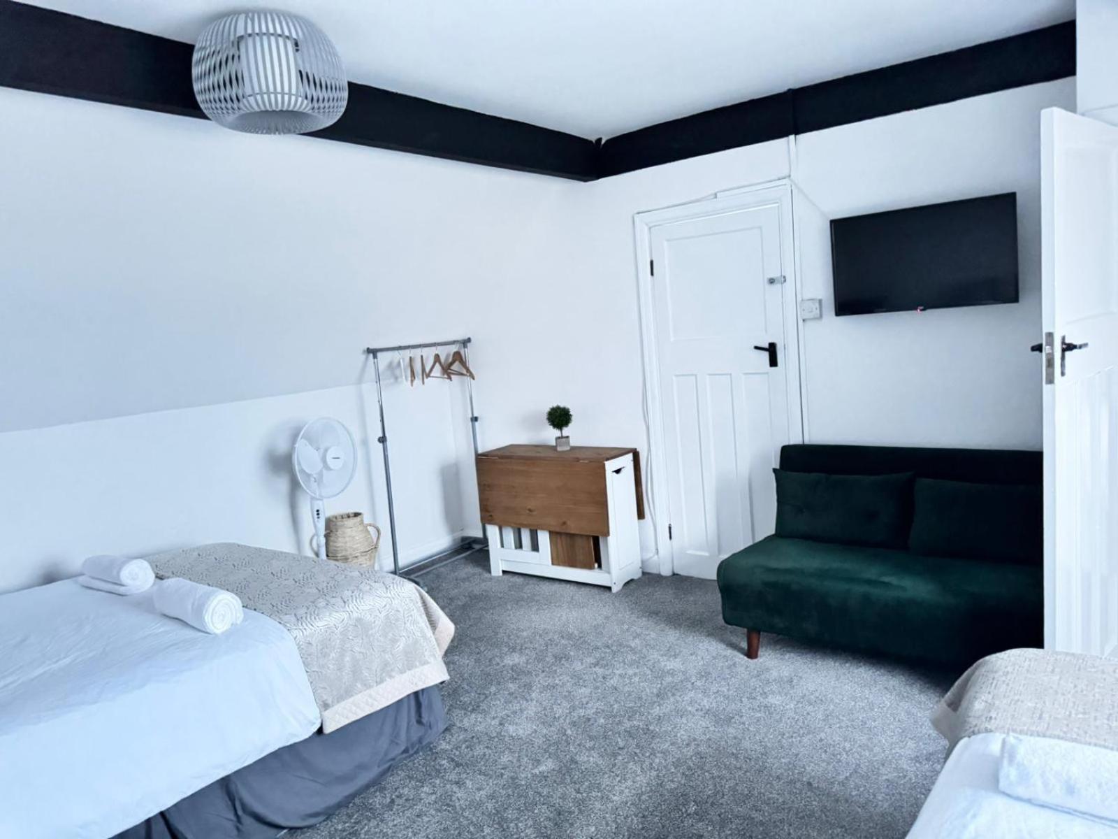Shm Stays Solihull Hs2 Nec Airport Nr M6 M40 M42 Great For Long & Short Stays 15 Min Walk To Train Station 5 Min Drive To Town Centre Outside Bus Stops & Supermarket Free Parking Kültér fotó
